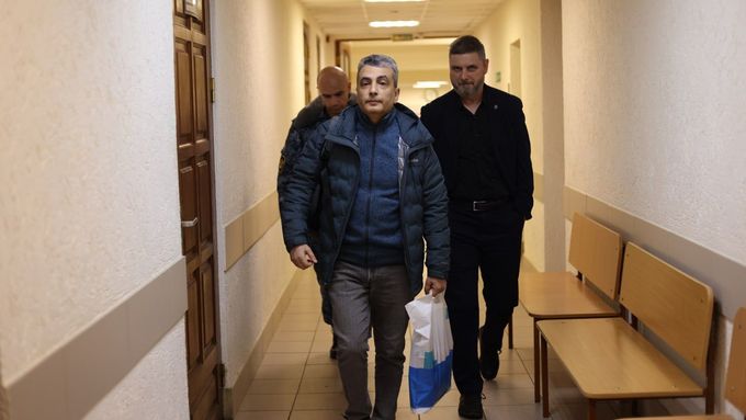 Lev Šlosberg po zatčení. 5. prosince 2025, Pskovsk, Rusko.