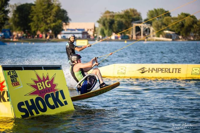 V létě rád tráví čas u vody a jezdí na wakeboardu.