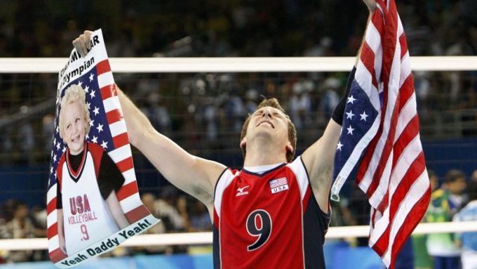 Americký volejbalista Ryan Millar se raduje z olympijského zlata.