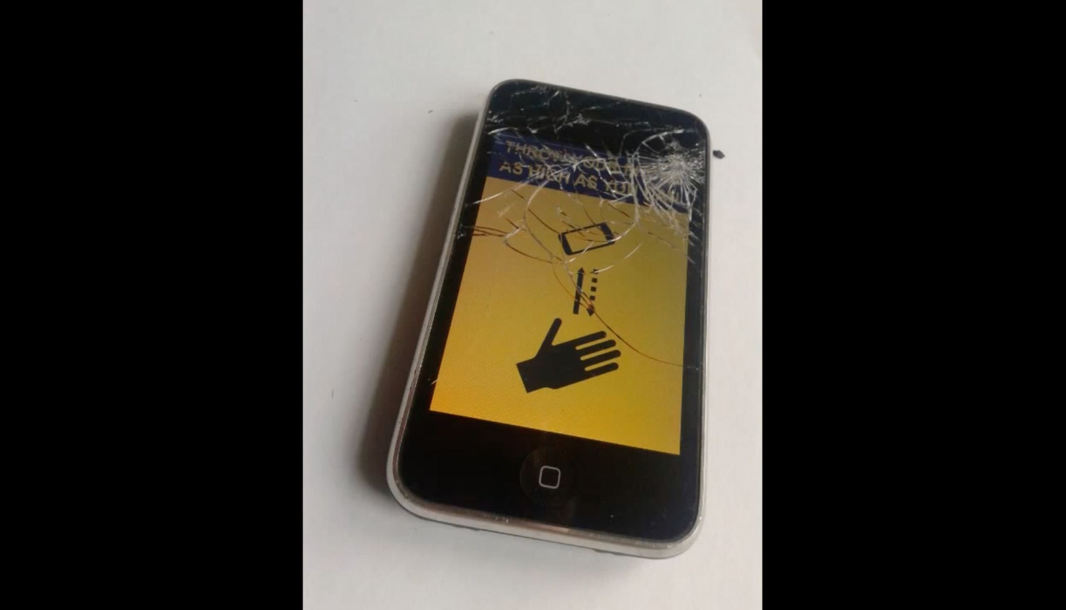 Věštění z noční oblohy částečně zakryté mraky