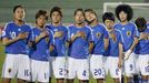 Japonské fotbalistky naslouchají hymně před semifinále s Čínou.