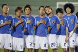 Japonské fotbalistky naslouchají hymně před semifinále s Čínou.