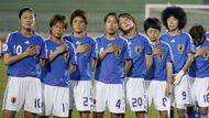 Japonské fotbalistky naslouchají hymně před semifinále s Čínou.