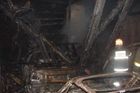 Požár zničil autoservis i několik aut, škoda 3 miliony