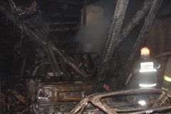 Požár zničil autoservis i několik aut, škoda 3 miliony