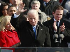 Vice-prezident Joe Biden mává publiku poté, co složil svou přísahu.