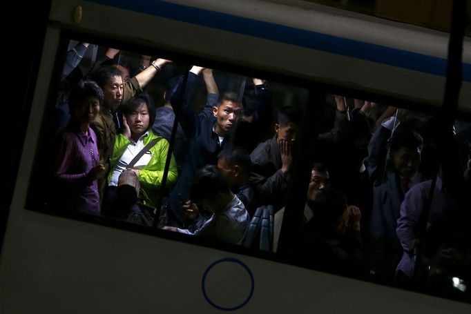 Noční autobus v Pchjongjangu.