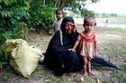 Kvůli násilí proti Rohingům v Barmě utekly desítky tisíc lidí. Řada domů byla spálena