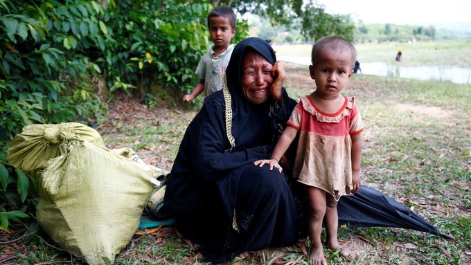 Rohingská žena s dítětem, které bangladéšská hlídka zabránila překročit hranice.