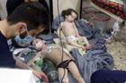 Celé rodiny se udusily, líčí svědci útok v syrském Dúmá. "Zvíře Asad" draze zaplatí, varuje Trump