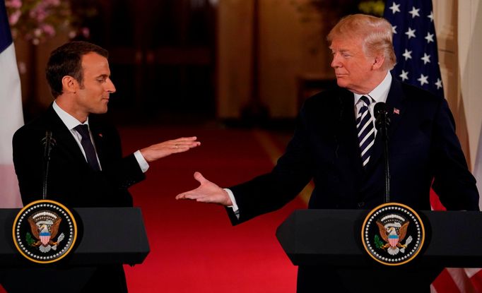 Emmanuel Macron na návštěvě u Donalda Trumpa v Bílém domě.