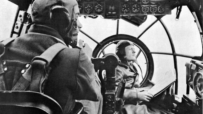 Na snímku pohled přes kabinu bombardéru Heinkel He-111, který pilotoval Walter Bláha.