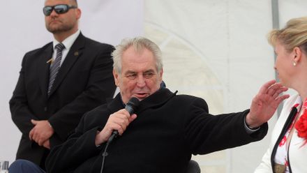 Zeman zopakoval před vesničany vtip o "přeříznutí" a vysvětloval, jak ho myslel