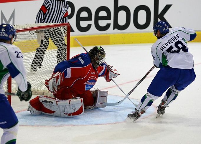 Alexej Medvědov (vpravo) před jihočeským gólmanem.