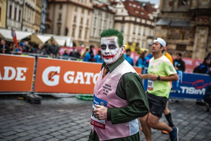 Někteří závodníci zvolili poněkud výraznější běžecký oděv a líčení