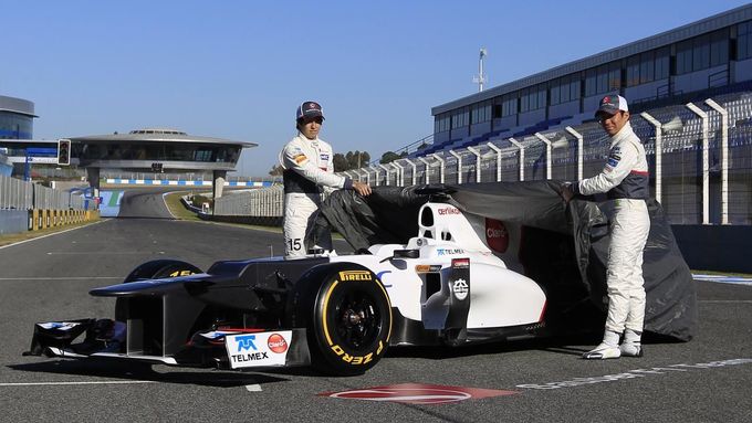 Monopost Sauber a piloti Kamui Kobajaši se Sergio Perezem.