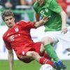 Bayern Mnichov - Werder Brémy (Thomas Müller z Bayernu v souboji s brémským Lukasem Schmitzem)