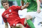 O titul totiž ještě bojoval Bayern Mnichov v souboji proti Werderu Brémy. Thomas Müller z Bayernu se takto o něj pral s brémským Lukasem Schmitzem.