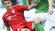 O titul totiž ještě bojoval Bayern Mnichov v souboji proti Werderu Brémy. Thomas Müller z Bayernu se takto o něj pral s brémským Lukasem Schmitzem.