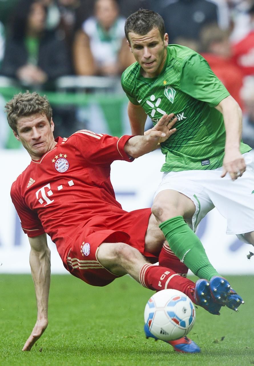 Bayern Mnichov - Werder Brémy (Thomas Müller z Bayernu v souboji s brémským Lukasem Schmitzem)