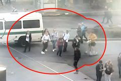 Video: Opilý mladík na elektrokoloběžce srazil a zranil ženu na Václavském náměstí