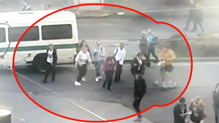 Video: Opilý mladík na elektrokoloběžce srazil a zranil ženu na Václavském náměstí