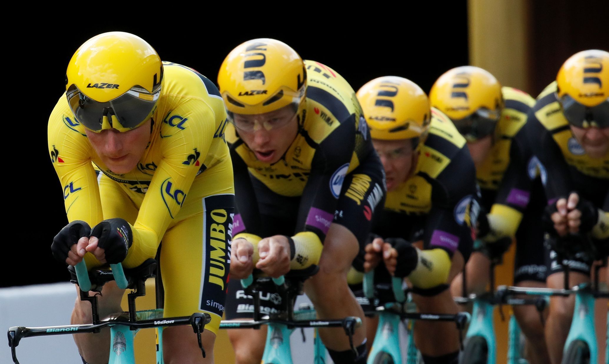 2. etapa Tour de France 2019, týmová časovka: Jumbo-Visma (na čele ve žlutém trikotu Mike Teunissen)