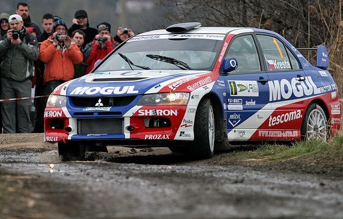 Posádka Roman Kresta - Petr Gross (Mitsubishi Lancer EVO 9) na trati Valašské rally 2008.