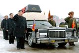 Rakev korejského vůdce Kim Čong Ila vezl americký Lincoln Continental