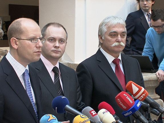 Bývalý ministr financí Bohuslav Sobotka (vlevo) a bývalý ministr průmyslu Milan Urban (vpravo)