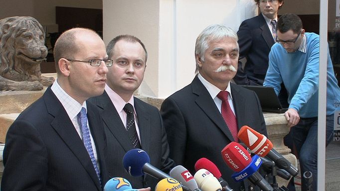 Bohuslav Sobotka, Michal Hašek a Milan Urban (zleva doprava) v Poslanecké sněmovně před zahájením jednání o vyslovení nedůvěry vládě Petra Nečase.