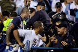 Příznivci z Marseille se dostali do rvačky se španělskou policií před zápasem s Atlétikem