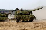 Tanky Leopard 2, které používá řada evropských zemí, se snadněji udržují a potřebují méně paliva než některé západní alternativy, uvádí britská stanice BBC. Německo po několika dnech spekulací a zvažování oznámilo, že v prvním kroku poskytne Ukrajině 14 Leopardů.
