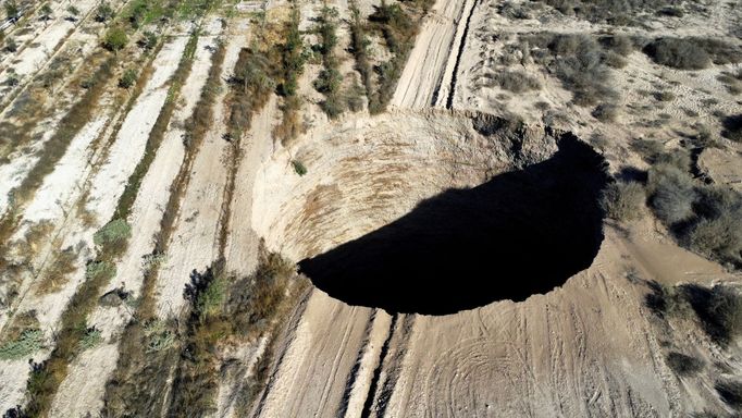 Propad země v těžební zóně poblíž města Tierra Amarilla, Copiapo, Chile, 1. srpna 2022