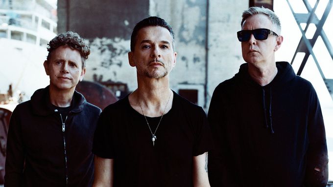 Také současné turné Depeche Mode provázejí projekce jejich dvorního fotografa Antona Corbijna.