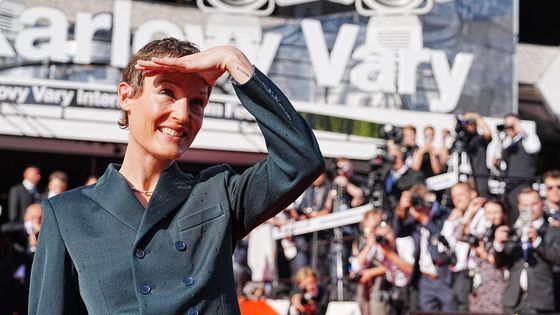 Obrazem: Cenu ve Varech převzali Kriepsová i Sarsgaard, sklidili mohutné ovace