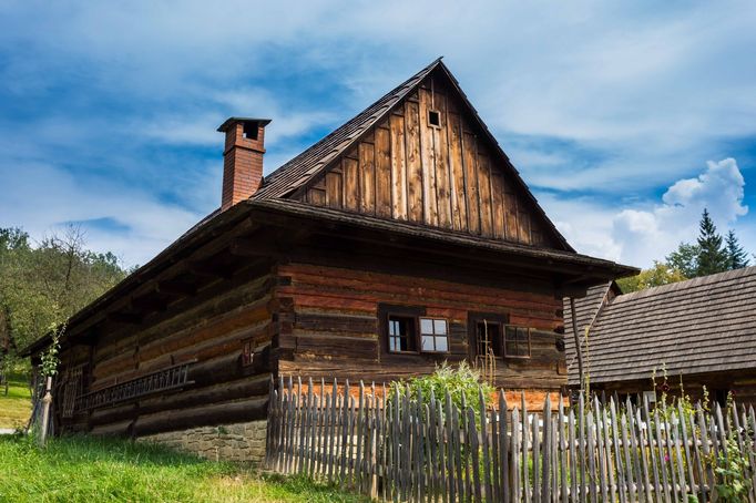 Rožnov pod Radhoštěm je národní kulturní památkou. Jedná se o největší a nejstarší skanzen ve střední Evropě s více než stovkou originálních památkově chráněných objektů.