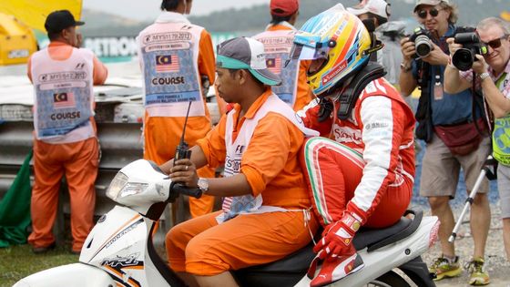 Fernando Alonso skončil už v druhém kole mimo trať a o dopravu do boxů se mu postaral skútr.