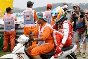 FOTO Motorkář Alonso a další obrázky z Malajsie