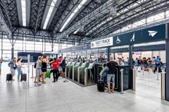 Předbíhání za poplatek povoleno. Pražské letiště prodává kupony na rychlejší odbavení