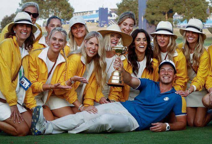 Člen vítězného celku Evropy při golfovém Ryder Cupu Viktor Hovland s trofejí a přítelkyněmi a manželkami svých spoluhráčů