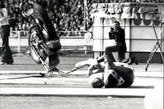 Kaskadér Evel Knievel havaroval, když chtěl na motorce přeskočit 13 za sebou postavených autobusů na stadionu Webley v roce 1975.