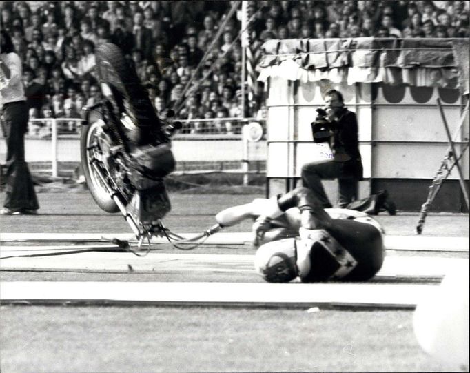 Kaskadér Evel Knievel havaroval, když chtěl na motorce přeskočit 13 za sebou postavených autobusů na stadionu Webley v roce 1975.