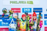 Na stupních vítězů působila trochu překvapeně, takovou společnost nečekaly ani její soupeřky – zlatá Kaisa Mäkäräinenová a stříbrná Laura Dahlmeierová.