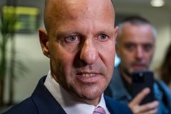 "Byli zvyklí, že jim politici lížou pr*el." U soudu zní odposlechy z kauzy Dozimetr