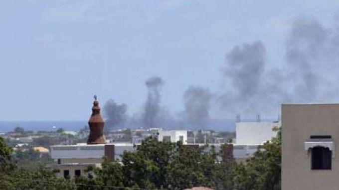 Etiopská armáda je nyní "zaměstnaná" v somálském Mogadišu, kde bojuje s islamisty.Na snímku stoupá kouř z místa, kam se zřítil sestřelený etiopský vrtulník.