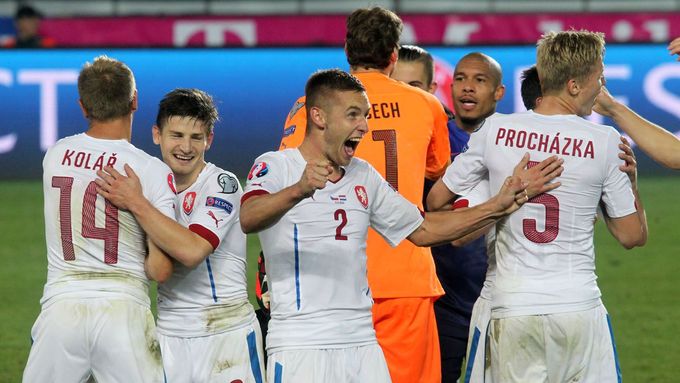 Prohlédněte si fotografie ze zápasu kvalifikace o postup na mistrovství Evropy 2016, v němž čeští fotbalisté přehráli favorizované Nizozemce 2:1.