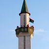 Vlajky na olasvu vítězství rebelů v Tripolisu na mešitě v Džanzúru