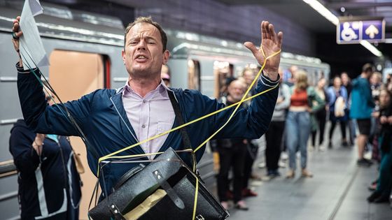 Foto: Divadelníci obsadili noční uzavřené metro, šlo o show