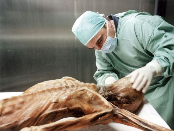 Ohledávání ostatků pět tisíc let staré mumie.